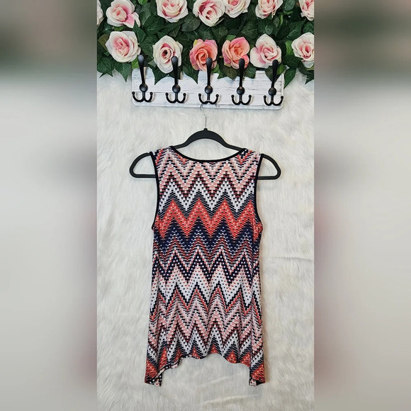 Agenda Petite Chevron Multicolor Keyhole Tank - Picture 4 of 5